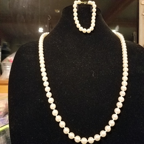Simulated Pearl Necklace and Bracelet. - Picture 1 of 1